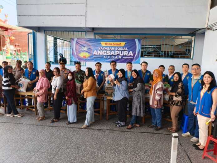 SIMBOLIS: Ketum Angsapura Fuad Halimoen dan jajarannya serta Muspika Medan Area, secara simbolis menyerahkan paket sembako Idul Fitri kepada perwakilan warga, Sabtu (7/3/2026).