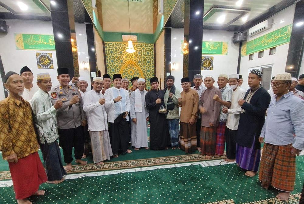 BERSAMA: Wali Kota Tebingtinggi Iman Irdian Saragih foto bersama  Forkopimda, jama'ah BKM AL- Jihad, tokoh agama, dan masyarakat (6/3) Azan purba/ sumut pos.