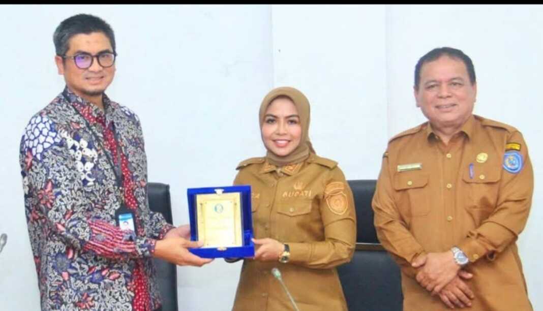 TERIMA KUNJUNGAN: Bupati Labuhanbatu menerima kunjungan Kepala Perwakilan Bank Indonesia Pematangsiantar (fajar)