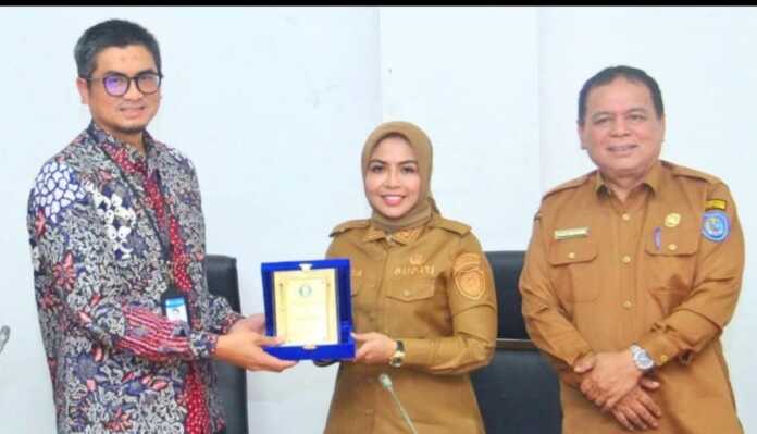 TERIMA KUNJUNGAN: Bupati Labuhanbatu menerima kunjungan Kepala Perwakilan Bank Indonesia Pematangsiantar (fajar)