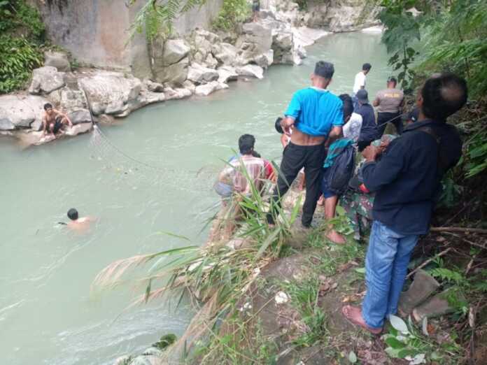 PENCARIAN: Tim sedang memasang jaring dialiran Sungai Lae Simbelin, Kecamatan Silima Pungga-Pungga dalam upaya pencarian, Ferry Sinaga (12) yang hanyut, Minggu (3/3).(dok.Camat Silima Pungga-Pungga)/SUMUT POS.