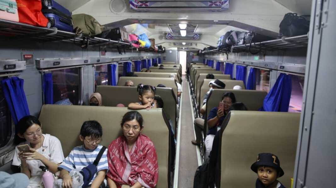 NAIK KA: Penumpang saat naik kereta api (KA). PT Kereta Api Indonesia (Persero) Divisi Regional I Sumatera Utara mengadakan program 