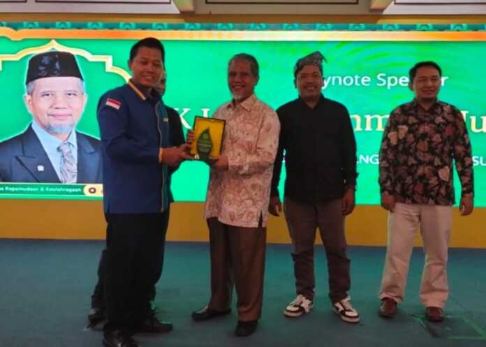 Muhammad Nuh menerima pelakat dari panitia dialog publik bertajuk "Ngaji KUHP dan KUHAP Baru: Membaca Arah Baru Hukum Pidana di Indonesia" di Aula Dinas Pemuda dan Olahraga (Dispora) Sumatera Utara, Jalan Willem Iskandar, Rabu (4/3).