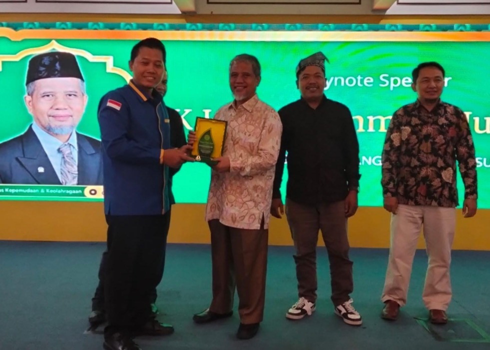 Muhammad Nuh menerima pelakat dari panitia dialog publik bertajuk 