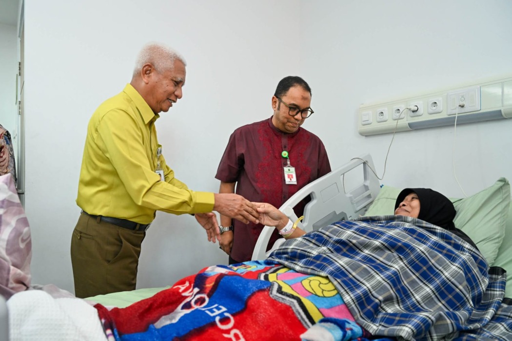 BERBINCANG: Wagubsu Surya, berbincang dengan salah satu pasien rawat inap di RSU Haji Medan.