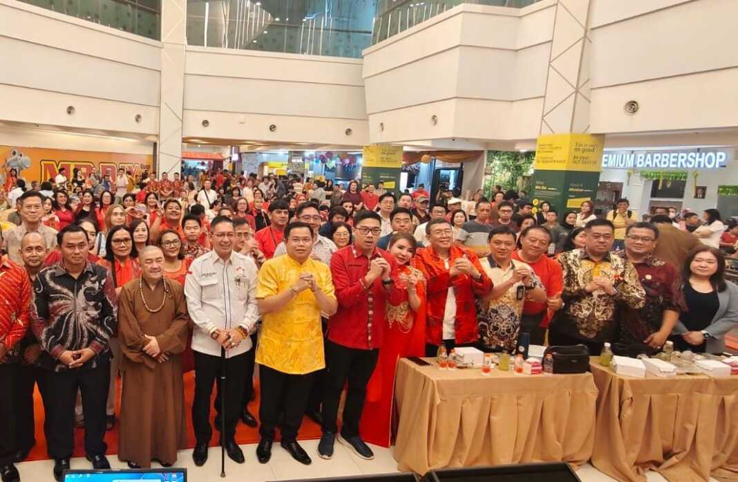 BERSAMA: Penasihat Permabudhi Sumut Dr Darmawan Yusuf (tenag), foto bersama Ketua Permabudhi Sumut dan juga Ketua DPRD Kota Medan Wong Chung Sen