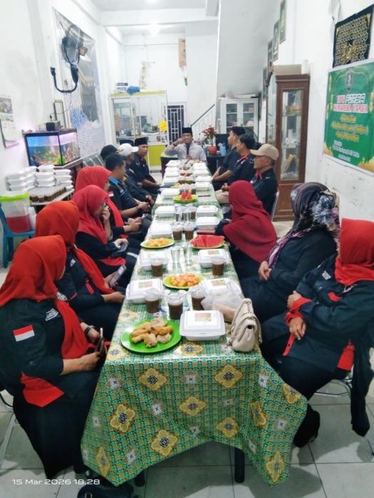 Suasana buka puasa DPW Forsa Sumut di kantor mereka, Jalan TB Simatupang No 137 Medan Sunggal, Minggu (15/3/2026).