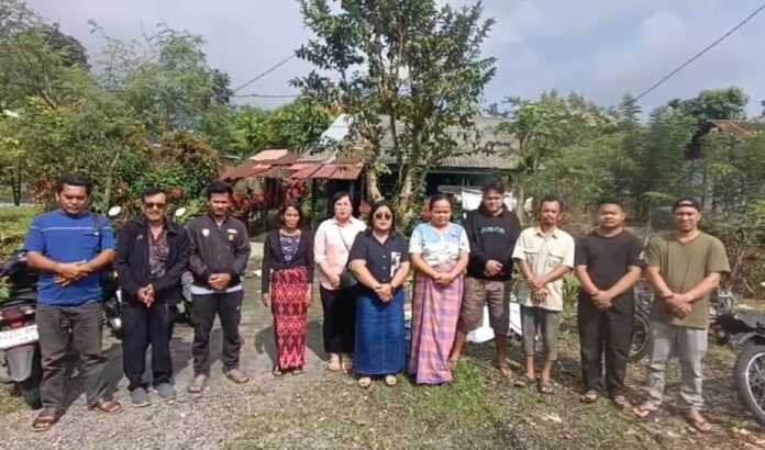 Keluarga dan pengurus GBKP Sibolangit saat menyambut kepulangan Dandi Sitanggang. (Foto: Istimewa)