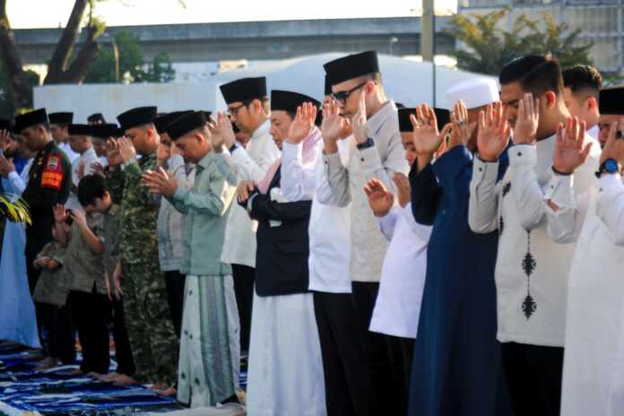 SALAT: Wali Kota Medan Rico Tri Putri Bayu Wass bersama jamaah saat Salat Idulfitri.