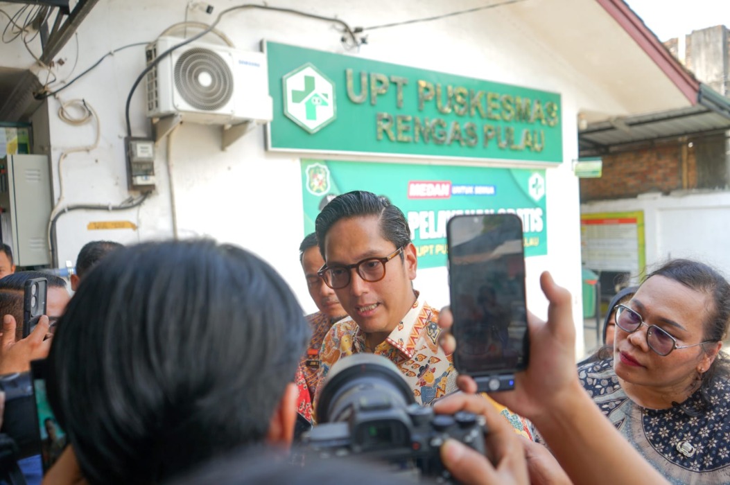 TINJAU: Wali Kota Medan meninjau Puskesmas Rengas Pulau di Jalan Marelan.