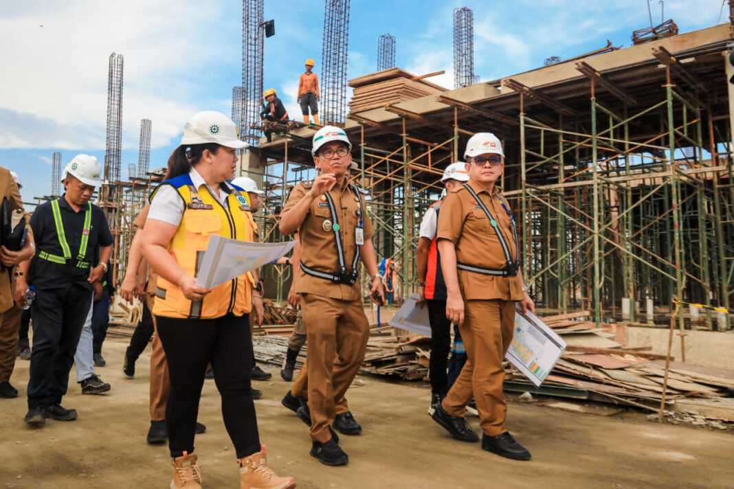 TINJAU: Wakil Wali Kota Medan H Zakiyuddin Harapan saat meninjau progres pembangunan Sekolah Rakyat Kota Medan di Medan Tuntungan.