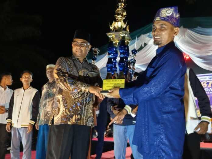 Bupati Labura diwakili Asisten I menyerahkan piala bergilir kepada Grup Bordah Tunas Muda Kuala Bangka pada acara Festival Bordah HAGAF ke-67 Gunting Saga. (Foto: Istimewa)
