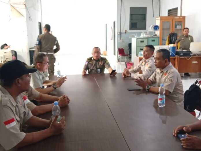 LAPOR: DPC MAI Kota Medan resmi melaporkan dugaan pencabutan line segel secara ilegal pada sebuah ruko di kawasan Titi Kuning kepada Satpol PP Kota Medan, Selasa (31/3/2026).