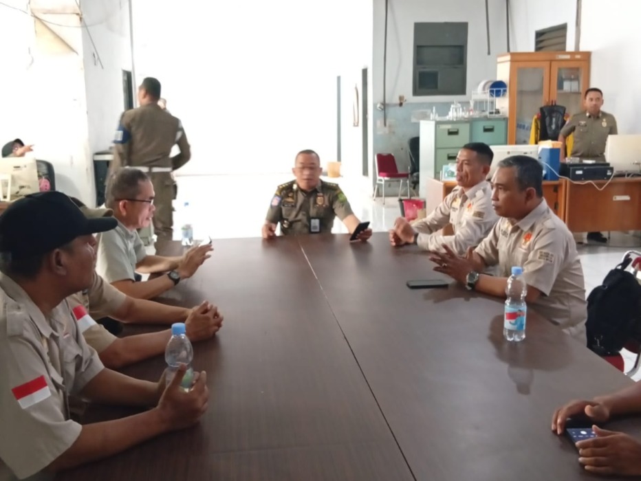 LAPOR: DPC MAI Kota Medan resmi melaporkan dugaan pencabutan line segel secara ilegal pada sebuah ruko di kawasan Titi Kuning kepada Satpol PP Kota Medan, Selasa (31/3/2026).