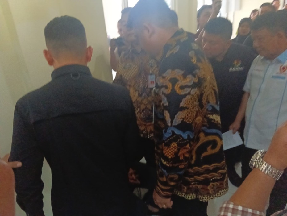 INTROGRASI: Gubsu Bobby Nasution saat mengintrograsi pria diduga pengguna narkoba (tak terlihat karena tertutup petugas BNN) di Kantor KONI Sumut. (ist)