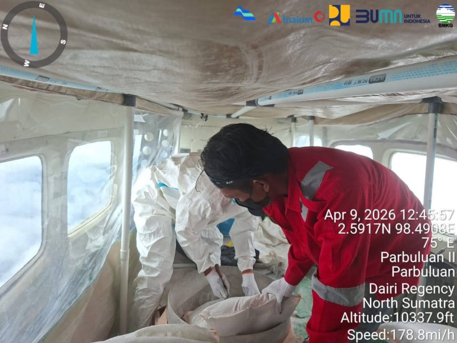 MODIFIKASI CUACA: Tim menaiki pesawat sedang melakukan modifikasi di atas kawasan Danau Toba, Kamis (9/4).(istimewa).