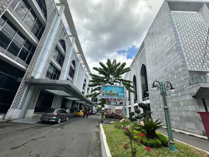 WFH ASN Pemko Medan SEPI: Suasana di laur bangunan gedung DPRD Sumatera Utara sepi yang biasanya ramai parkir kendaraan. Hal ini karena DPRD Sumatera Utara sudah menjalankan WFH, Jumat (10/4/2026).