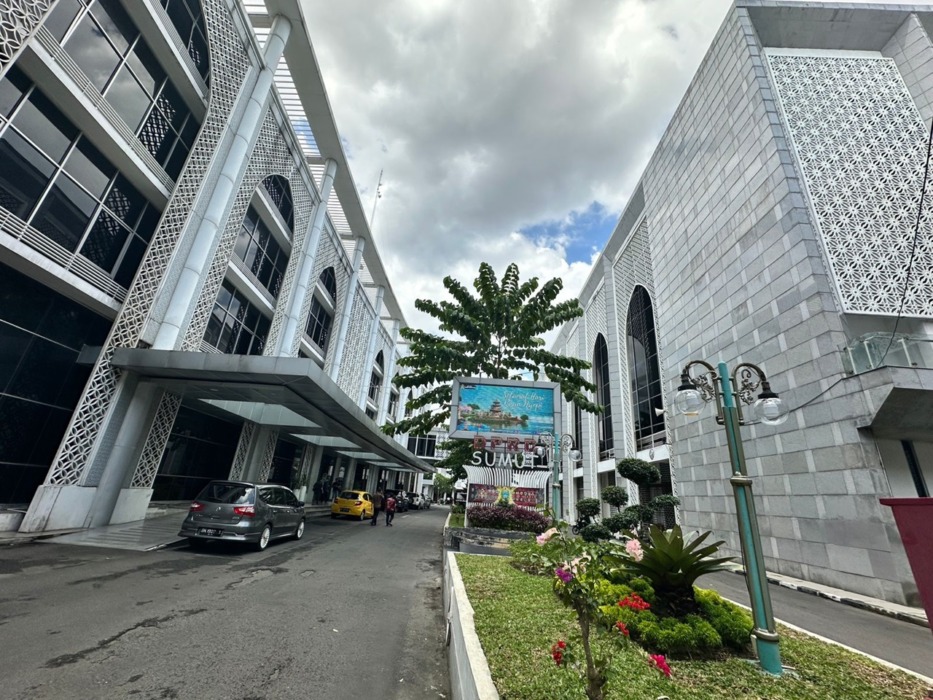 SEPI: Suasana di laur bangunan gedung DPRD Sumatera Utara sepi yang biasanya ramai parkir kendaraan. Hal ini karena DPRD Sumatera Utara sudah menjalankan WFH, Jumat (10/4/2026).