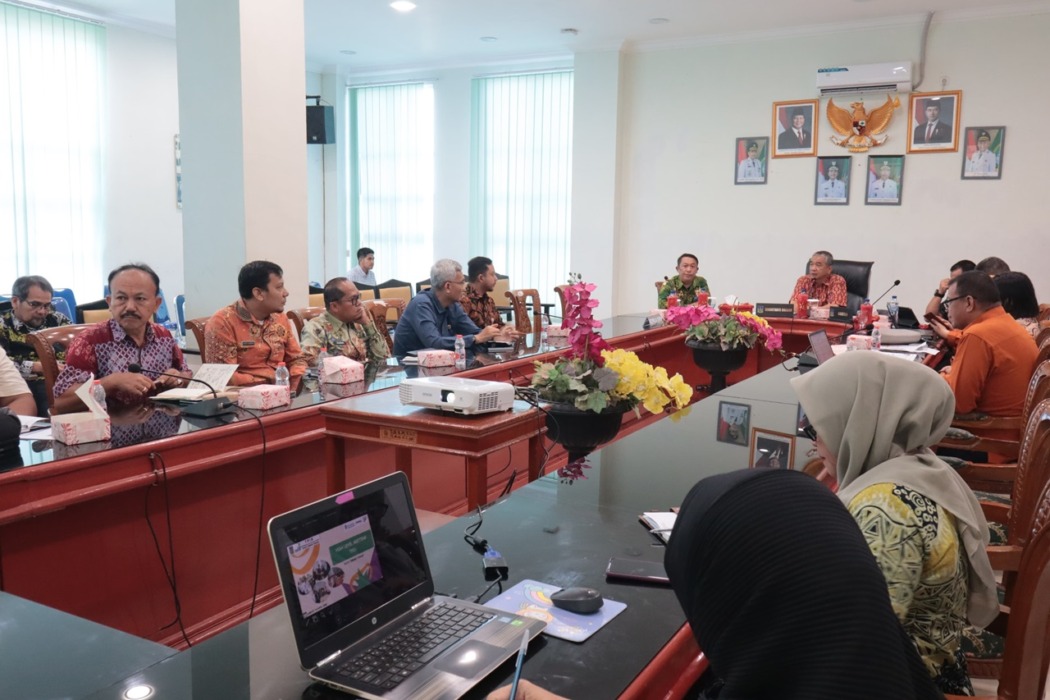 RAKER: Sedako Tebingtinggi, Erwin Suheri Damanik, memimpin Rapat Kerja (Raker) Tim Pengendalian Inflasi Daerah (TPID) di Ruang Mawar, Balai Kota Tebingtinggi, Jumat (10/4).