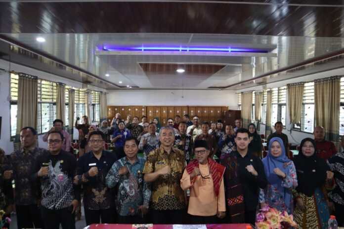 BERSAMA: Sekretaris Daerah Kota Tebingtinggi, Erwin Suheri Damanik, berfoto bersama para camat, lurah, dan kepala sekolah usai kegiatan audiensi penyelarasan program kerja di Aula SMA Negeri 2 Tebingtinggi, Kamis (9/4) Azan purba / sumutpos. BERSAMA: Sekretaris Daerah Kota Tebingtinggi, Erwin Suheri Damanik, berfoto bersama para camat, lurah, dan kepala sekolah usai kegiatan audiensi penyelarasan program kerja di Aula SMA Negeri 2 Tebingtinggi, Kamis (9/4) Azan purba / sumutpos.