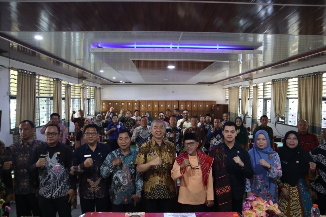 BERSAMA: Sekretaris Daerah Kota Tebingtinggi,  Erwin Suheri Damanik, berfoto bersama para camat, lurah, dan kepala sekolah usai kegiatan audiensi penyelarasan program kerja di Aula SMA Negeri 2 Tebingtinggi, Kamis (9/4) Azan purba / sumutpos.