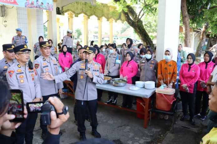 LUNCURKAN PROGRAM: Kapolres meluncurkan program kegiatan Warung Polri Presisi Polres Labuhanbatu di Lapangan Ika Bina di Jalan MH Thamrin, Rantauprapat, Jumat pagi (10/4)// (fajar) LUNCURKAN PROGRAM: Kapolres meluncurkan program kegiatan Warung Polri Presisi Polres Labuhanbatu di Lapangan Ika Bina di Jalan MH Thamrin, Rantauprapat, Jumat pagi (10/4)// (fajar)
