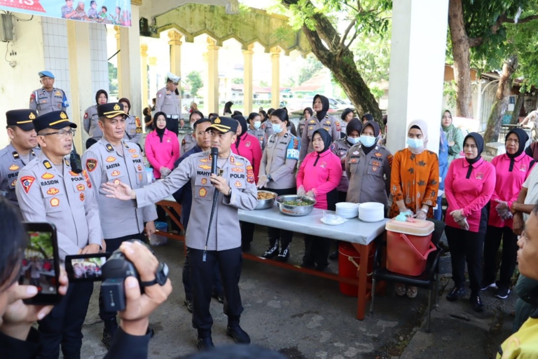 LUNCURKAN PROGRAM: Kapolres meluncurkan program kegiatan Warung Polri Presisi Polres Labuhanbatu di Lapangan Ika Bina di Jalan MH Thamrin, Rantauprapat, Jumat pagi (10/4)// (fajar)