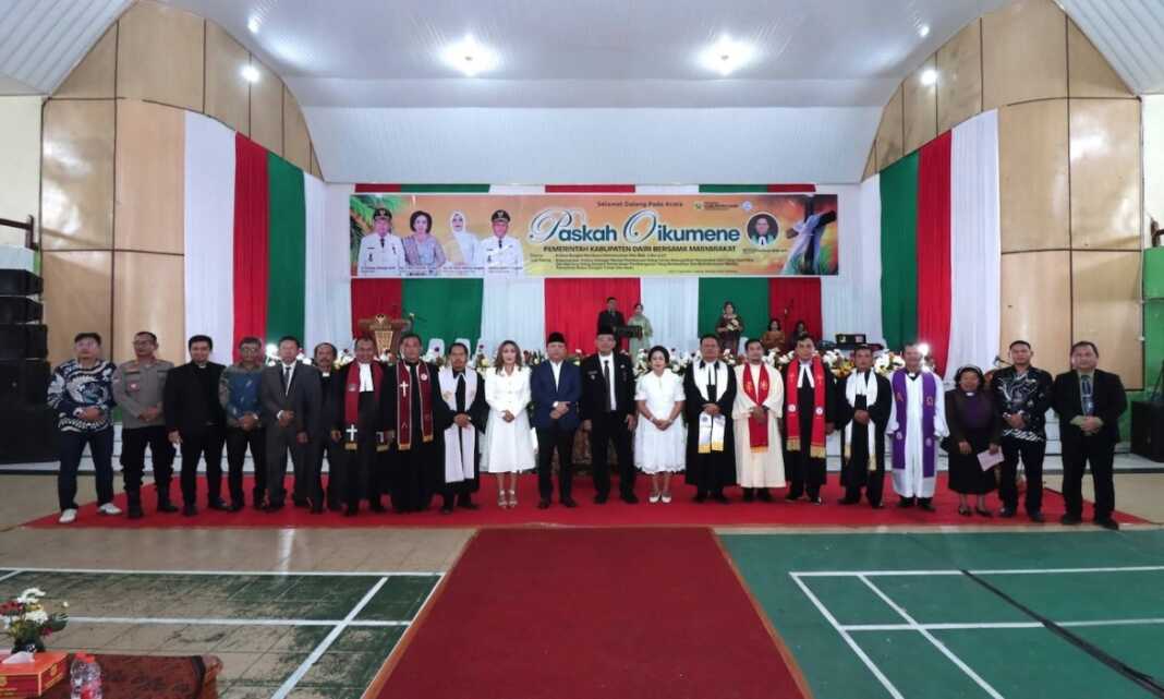 BERSAMA: Bupati Dairi Vickner Sinaga bersama unsur Forkopimda serta pemuka agama saat Paskah Oikumene Pemkab Dairi di GOR Sidikalang, Jumat (17/4).(istimewa).