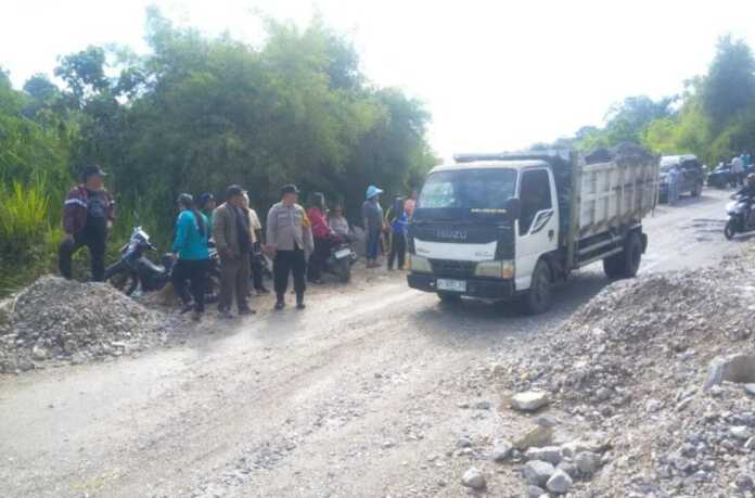 GOTONG ROYONG: Jajaran Polsek Tiganderket gotong royong bersama warga.