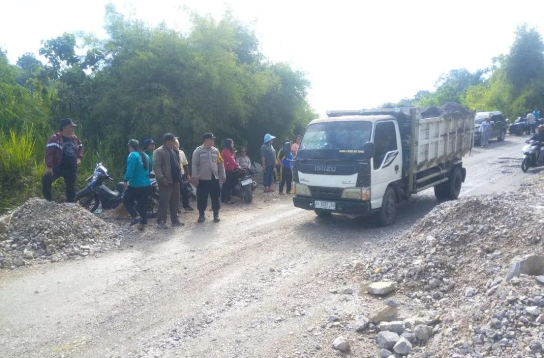 GOTONG ROYONG: Jajaran Polsek Tiganderket gotong royong bersama warga.
