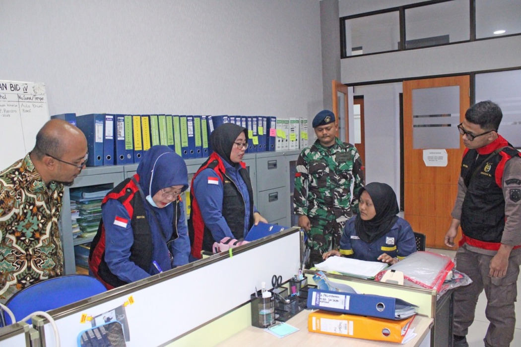 GELEDAH: Tim Pidsus Kejati Sumut saat melakukan penggeledahan di dua Kantor BPN di Medan. (Ist)
