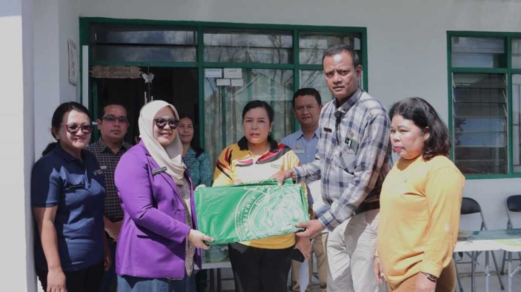 SALURKAN: Wakil Ketua Tim Pembina Posyandu Kabupaten Dairi Sri Dewi Manik (kiri), menyalurkan bantuan sarana Posyandu ke Pustu Sidiangkat, Kecamatan Sidikalang, Jumat (10/4).(istimewa).