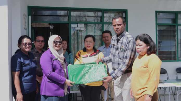 SALURKAN: Wakil Ketua Tim Pembina Posyandu Kabupaten Dairi Sri Dewi Manik (kiri), menyalurkan bantuan sarana Posyandu ke Pustu Sidiangkat, Kecamatan Sidikalang, Jumat (10/4).(istimewa).