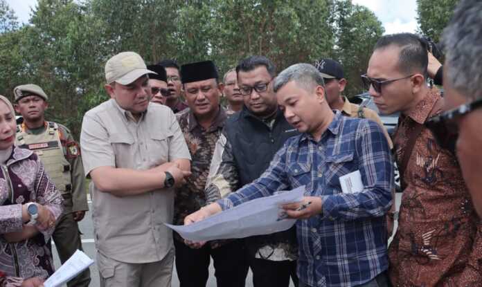 TETAPKAN: Ditjen Bina Administrasi Kewilayahan Kementerian Dalam Negeri Raziras Rahmadillah, Wabup Dairi Wahyu Daniel Sagala dan Bupati Pakpak Bharat Franc Benhard Tumanggor, kunjungi dan menetapkan lokasi pembangunan Batalyon TP 908 Gajah Dompak masuk wilayah Kab Pakpak Bharat.(istimewa).