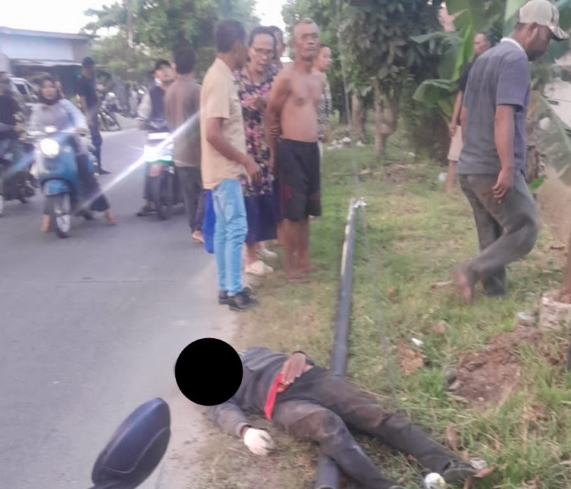 TKP: Dinas Pemadam Kebakaran dan Penyelamatan Kota Tebingtinggi saat berada di tempat kejadian perkara (TKP), Sabtu (11/4).( Azan purba/ Sumut pos)