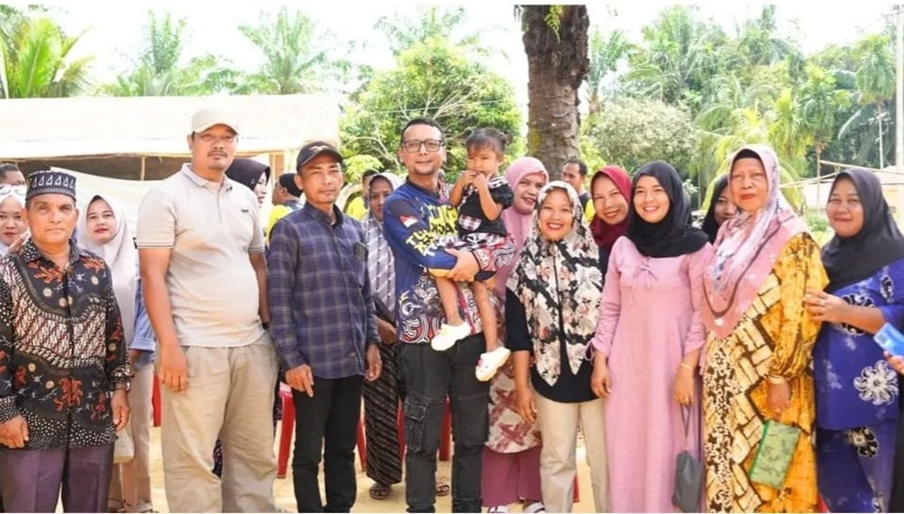 GENDONG ANAK:Bupati Fery Sahputra gendong salah seorang anak saat bersama warga, Sabtu (11/4).