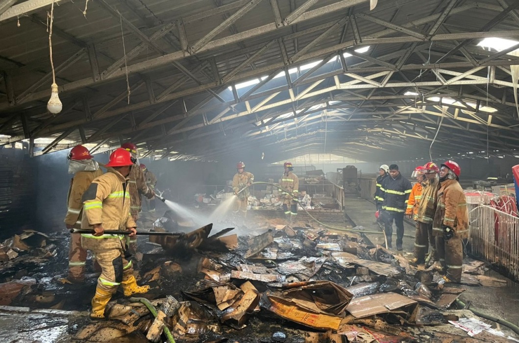 USAI PEMADAMAN: Petugas Dinas Pemadam Kebakaran dan Penyelamatan Kota Tebingtinggi usai melakukan pemadaman api di Jalan Kutilang, Kecamatan Bajenis, Jumat (10/4).(Azan purba / Sumut pos)