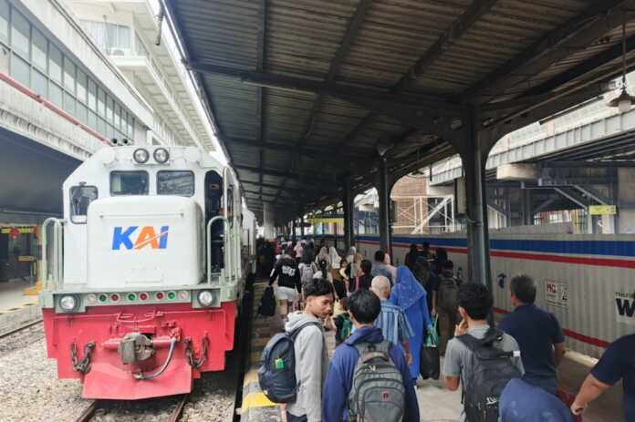NAIK KA: Calon penumpang saat bergegas naik ke kereta api di Stasiun Besar Kereta Api Medan. KAI Divre I Sumut mencatat penggunaan BBM subsidi yang efisien dalam melayani mobilitas masyarakat di Sumut.