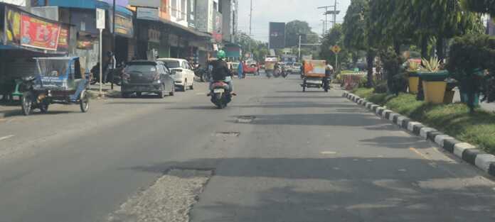 TAMBAL SULAM: Proyek tambal sulam Dinas PUTR Binjai di Jalan Amir Hamzah ini rawan kecelakaan. (Teddy Akbari/Sumut Pos)