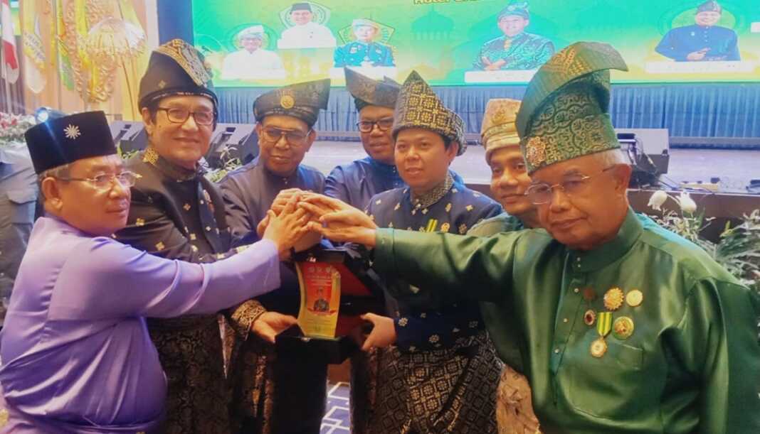 KOMPAK: Sultan Baktiar Najamudin (3 kanan) didampingi Tun DR H Rahmat Shah bersama tokoh Masyarakat Melayu Indonesia, Ahad (12/4). (Deddi Mulia Purba/Sumut Pos)