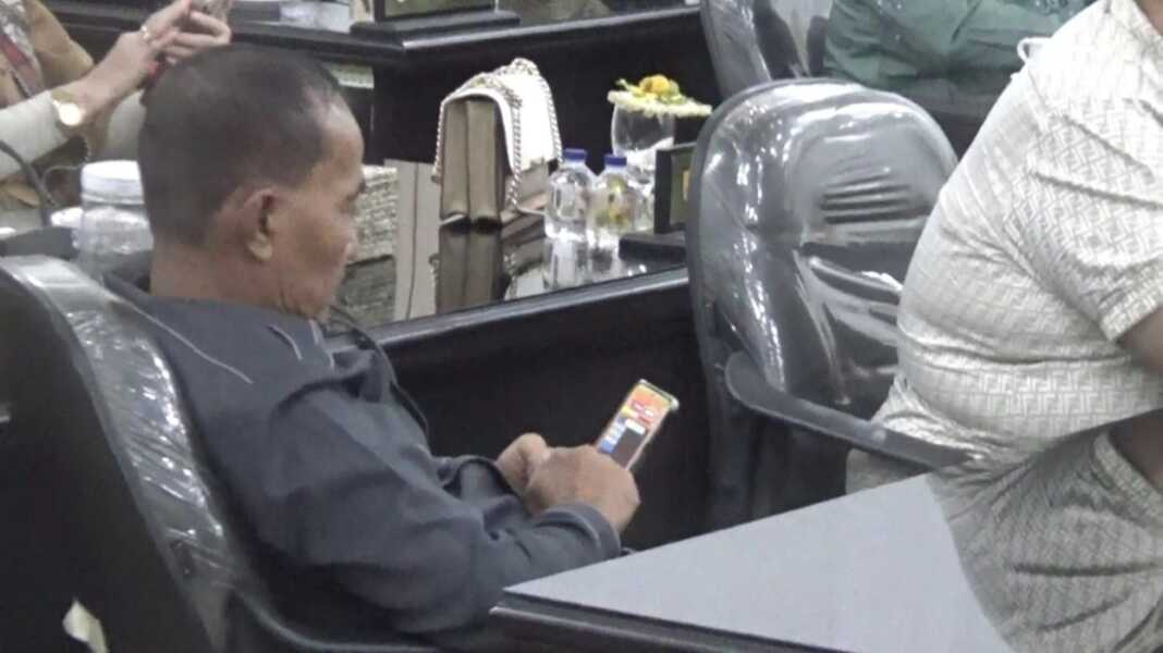 MAIN GAME: Oknum Anggota Dewan DPRD Sergai berinisial JS tertangkap kamera sedang bermain game di ponsel saat Rapat Paripurna berlangsung di Ruang Sidang DPRD Kabupaten Sergai, Senin (13/4) siang. ( Fad )