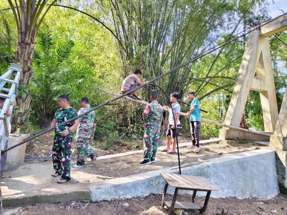 PEMBANGUNAN JEMBATAN: Prajurit TNI saat membangun jembatan gantung di Desa Parupuk Julu, Kecamatan Padangbolak Julu, Kabupaten Paluta. (Istimewa/Sumut Pos)