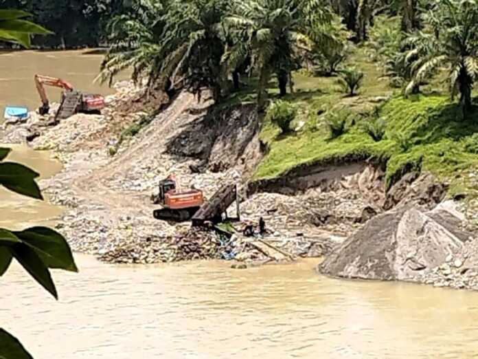 GALIAN C: Dua alat berat tengah beraktivitas pada galian c diduga ilegal di Bahorok. (Istimewa/Sumut Pos)