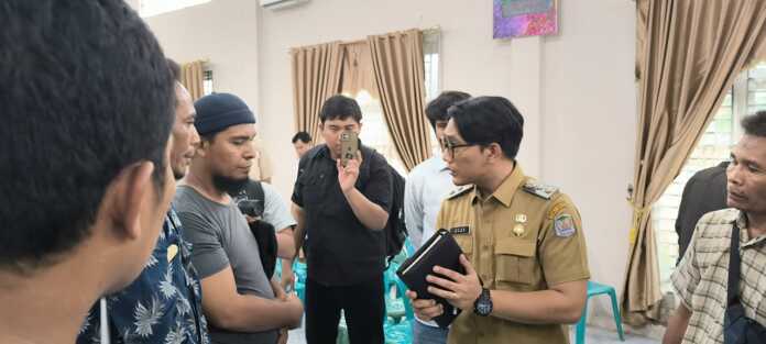 Bersama Pedagang BERDIALOG: Wawako Binjai Hasanul Jihadi berdialog dengan pedagang kaki lima yang digusur. (Teddy Akbari/Sumut Pos)