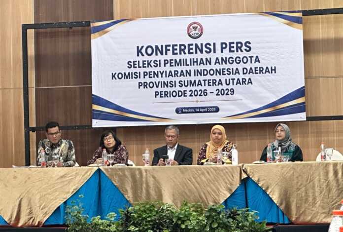 KONFERENSI PERS: Tim Seleksi KPID Sumut saat konferensi pers terkait jadwal pelaksanaan dan persyaratan serta tahapan seleksi bagi para calon komisioner di Hotel Grand Inna Medan, Selasa (14/4/2026).