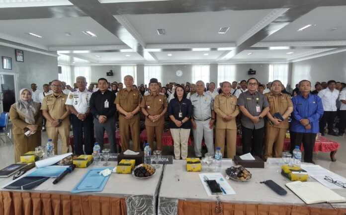 BERSAMA KEPLING: Wali Kota Tebingtinggi Iman Irdian Saragih bersma dengan Sekdako Tebingtinggi Erwin Suheri Damanik, dan beberapa jajaran pejabat lainnya saat foto bersama kepala lingkungan di Gedung Pemko Tebingtinggi, Selasa (14/4) //Azan purba /sumut pos. BERSAMA KEPLING: Wali Kota Tebingtinggi Iman Irdian Saragih bersma dengan Sekdako Tebingtinggi Erwin Suheri Damanik, dan beberapa jajaran pejabat lainnya saat foto bersama kepala lingkungan di Gedung Pemko Tebingtinggi, Selasa (14/4) //Azan purba /sumut pos.