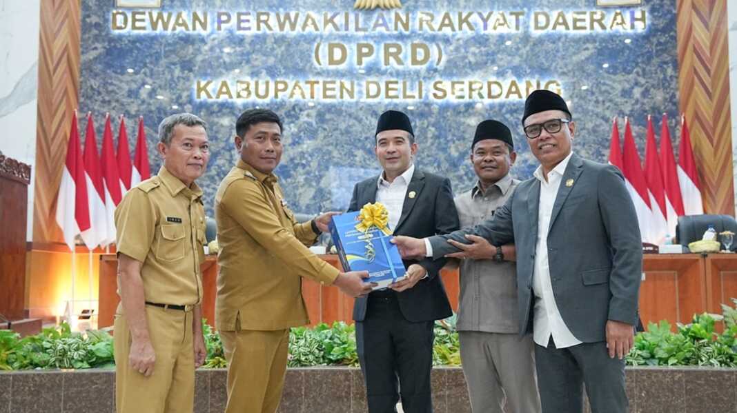 SAMPAIKAN LKPJ: Wakil Bupati Deliserdang, Lom Lom Suwondo SS menyampaikan penjelasan Laporan Keterangan Pertanggungjawaban (LKPJ) Bupati Deliserdang Tahun Anggaran 2025 dalam Rapat Paripurna Dewan Perwakilan Rakyat Daerah (DPRD) Kabupaten Deliserdang, Senin (13/4).
