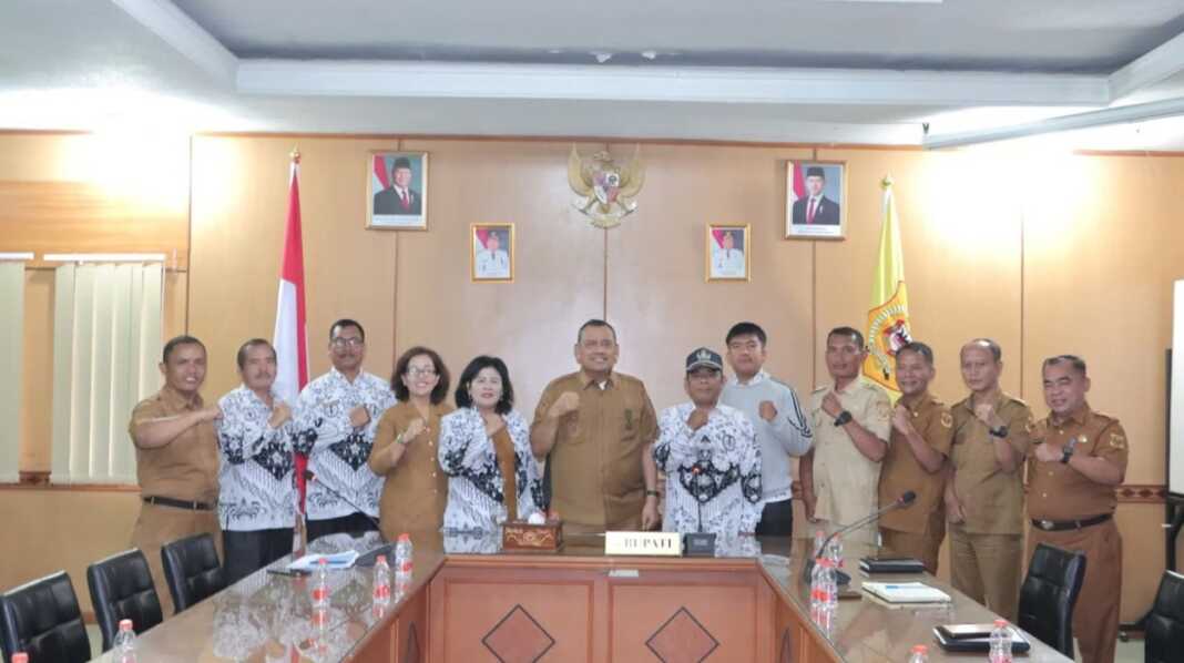 FOTO BERSAMA: Bupati Dairi Vickner Sinaga dan pengurus PGRI, foto bersama, Selasa (14/4).istimewa.