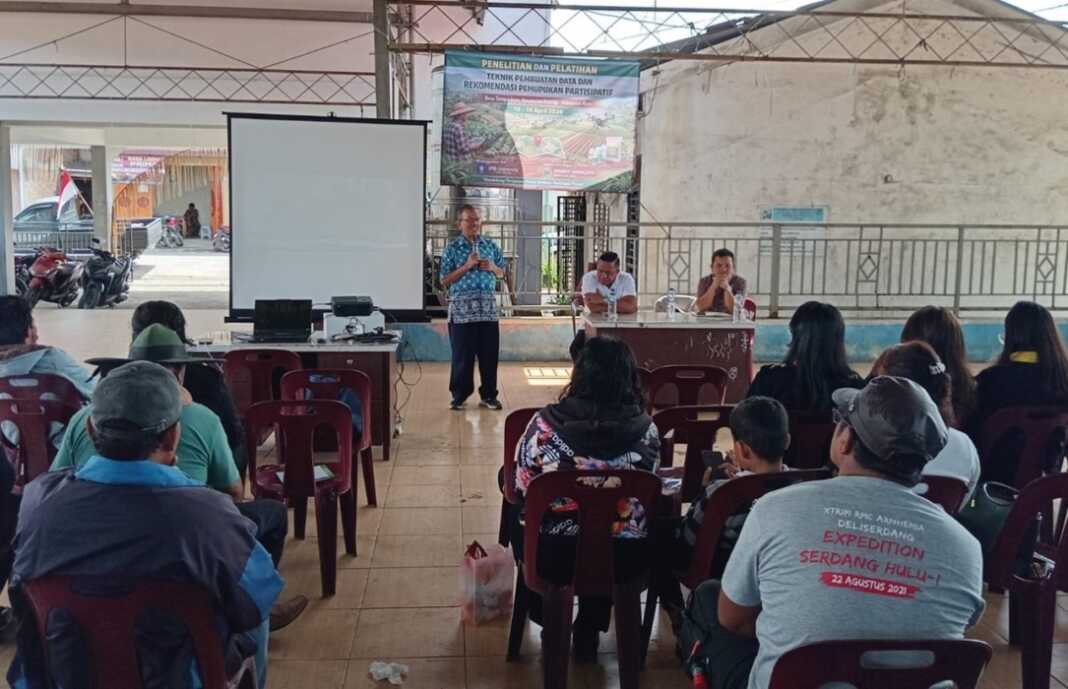 PEMUPUKAN: Pemdes Sempajaya dan IPB memberi pelatihan pemupukan pada petani.