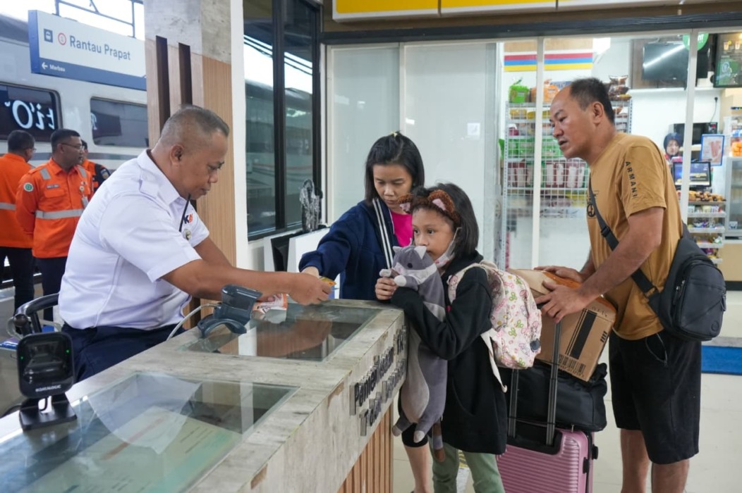 KERETA API: Calon penumpang kereta api saat di Stasiun Besar Kereta Api.